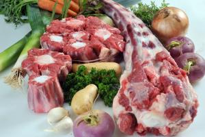 
	1 pi&egrave;ce

	de 1000 g &agrave; 1100 g

	Viande &agrave; bouillir. Excellente en pot au feu accompagn&eacute;e avec de la joue de B&oelig;uf, excellente &eacute;galement en parmentier.
	Elle est aussi tr&egrave;s appr&eacute;ci&eacute;e pour... 