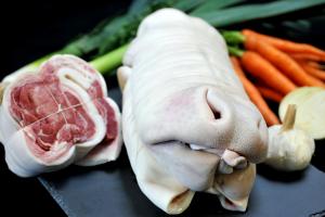 
	T&ecirc;te de veau Roul&eacute;e avec lange

	Enti&egrave;re de 4.200g &agrave; 4.500g

	Au court bouillon, avec ses l&eacute;gumes.

	A manger chaud en vinaigrette ou avec son incontournable sauce gribiche.

	&nbsp;

	Origine&nbsp;:&nbsp;france

	&nbsp;Conservation&nbsp;:

	-... 