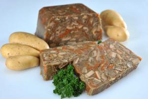 
	&nbsp;

	A faire refondre tout doucement et &agrave; d&eacute;guster avec des pommes de terre ou une salade verte.

	&nbsp;

	Fabrication artisanale : panse de boeuf (VBF), couenne de porc (VPF), carottes, oignons, &eacute;chalottes, vin blanc,... 