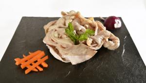 
	- Faire cuire au court bouillon, avec un bouquet garni, carottes, oignon et branche de c&eacute;l&eacute;ri, pendant 2 h 00, 2 h 30 en &eacute;cumant de temps en temps.

	- A d&eacute;guster selon votre go&ucirc;t ( voir recettes dans notre rubrique... 